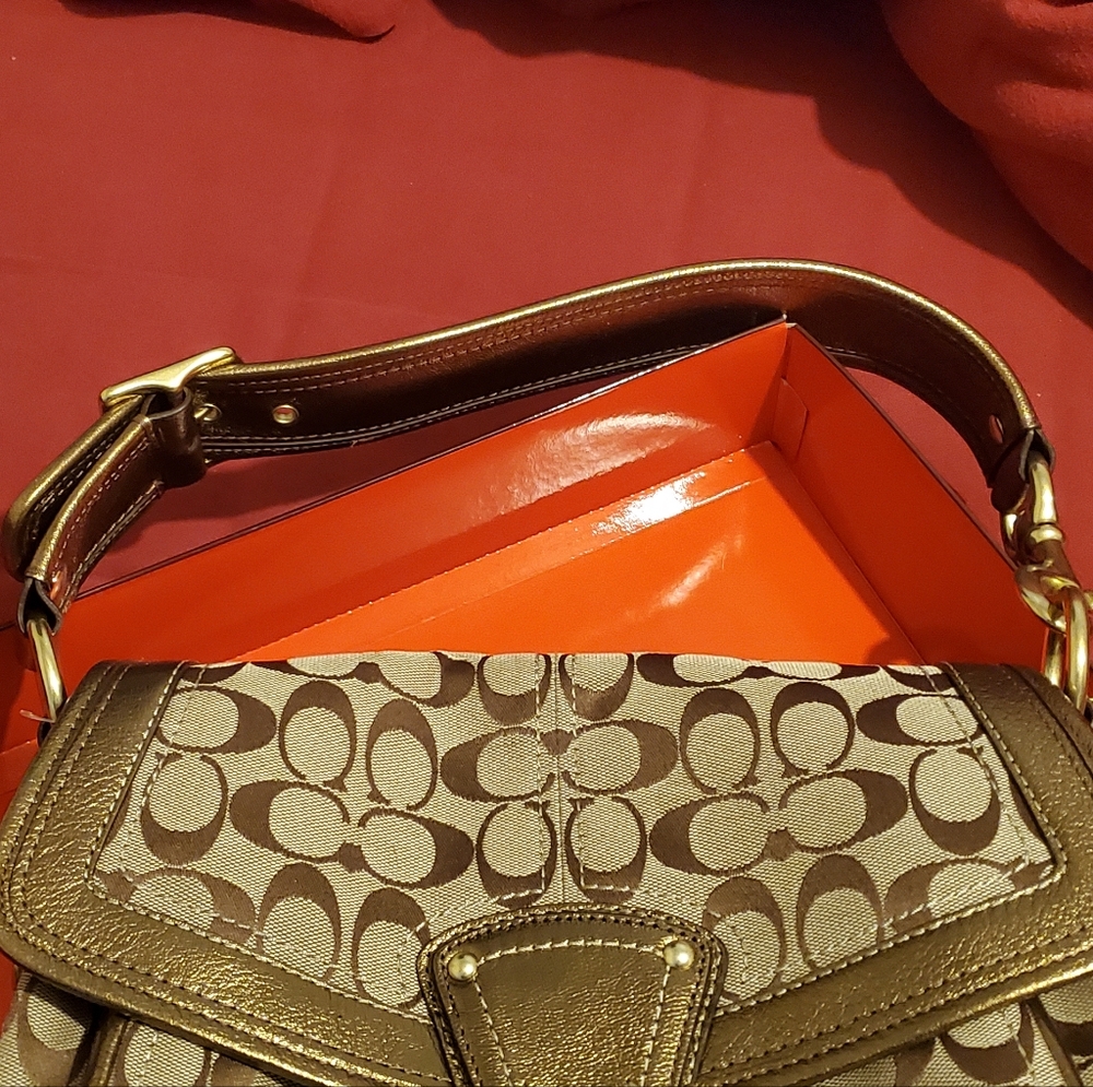 ✨ Coach Signature Canvas Crossbody Purse - Gold Trim ✨ - Picture 7 of 8